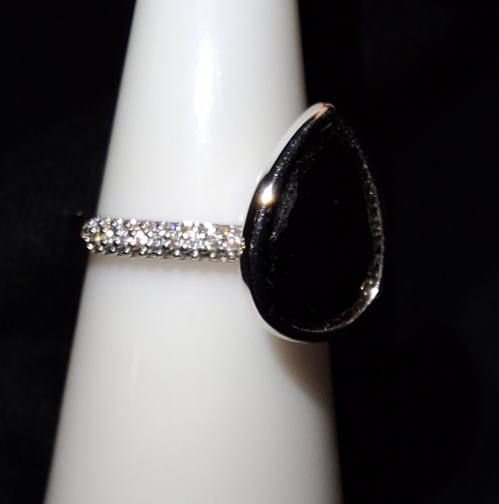 Stunning Black Stone Silver Ring - Picture 2 of 4